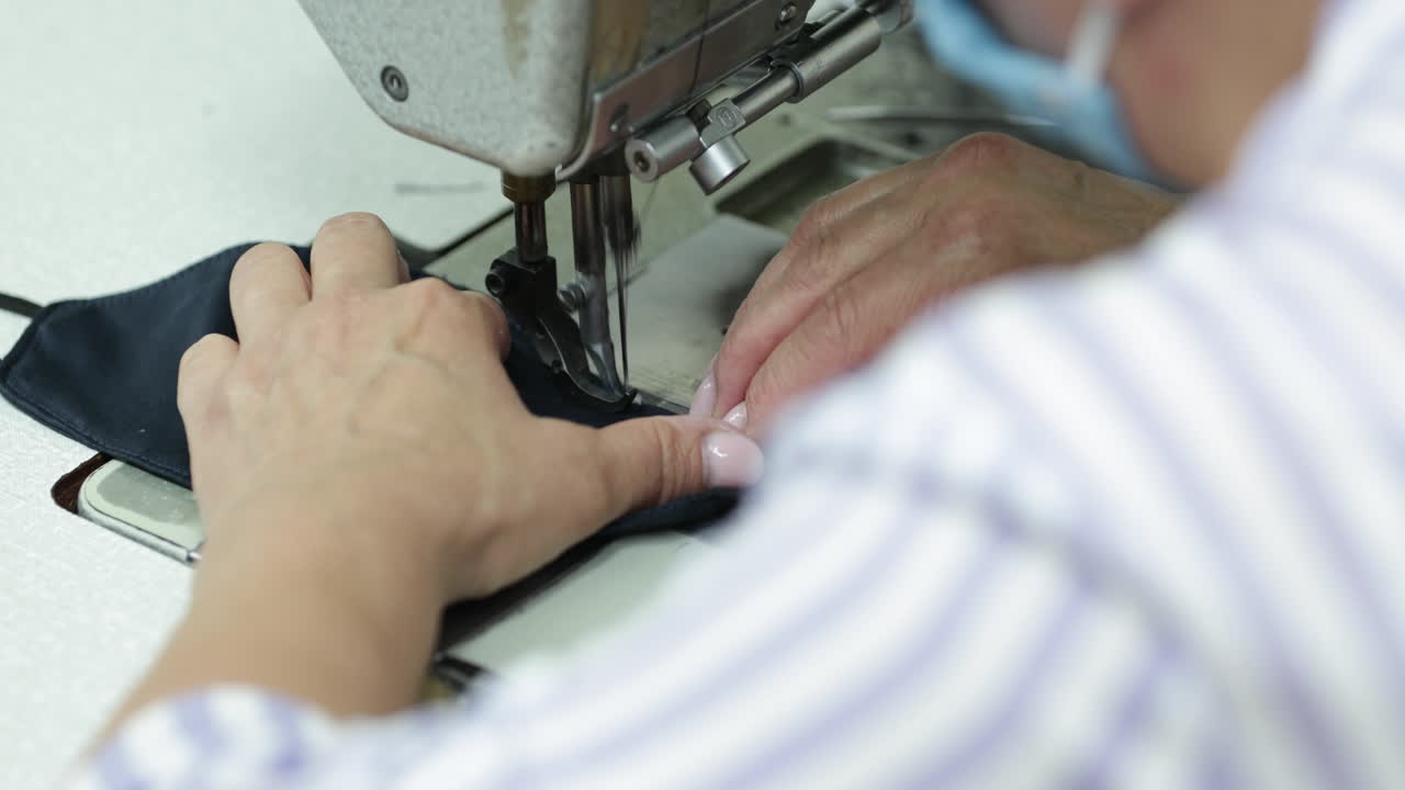 una alcantarilla haciendo una mascarilla azul - cerrar