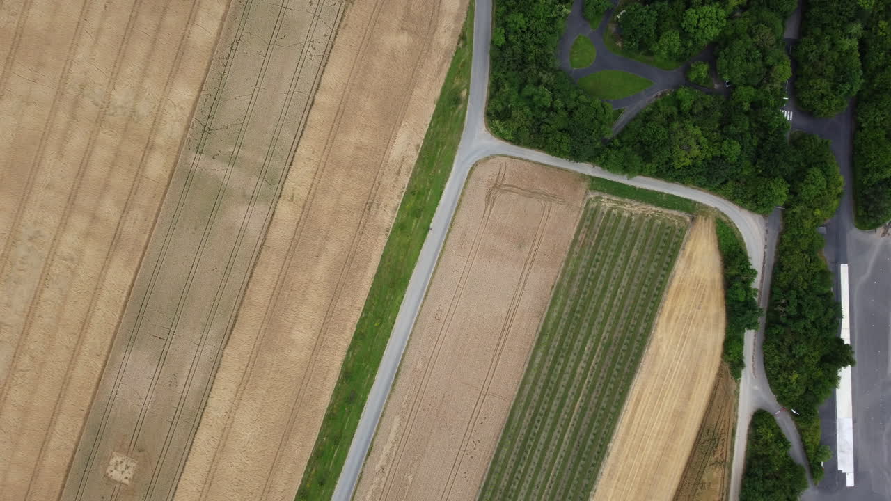 vista aérea de las tierras de cultivo y el campo