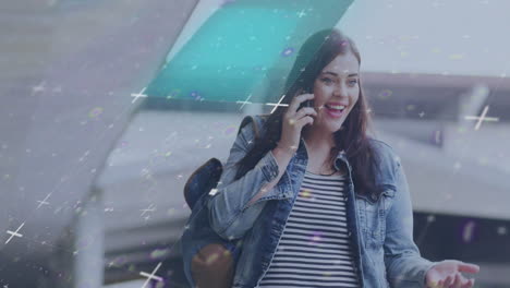 animación del procesamiento de datos sobre una mujer caucásica que usa un teléfono inteligente