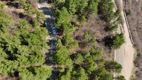 Weißes-Auto-Fährt-Auf-Kurviger-Landstraße-Auf-Dem-Berg