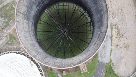 vuelo aéreo sobre la torre de enfriamiento principal de la central eléctrica de santa bárbara