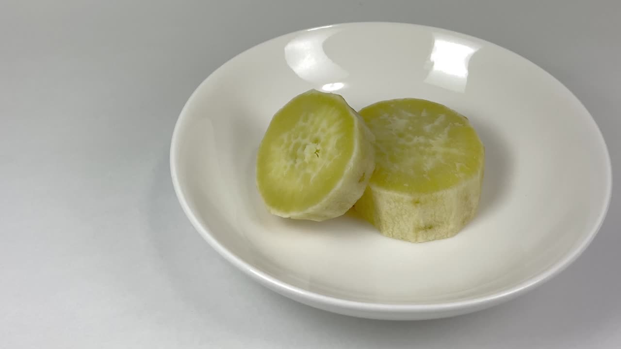 둥근 조각으로 잘라진 달한 감자