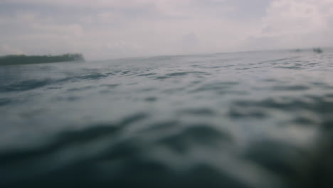 Tranquil-ocean-water-surface-with-gentle-rain-drops-bouncing