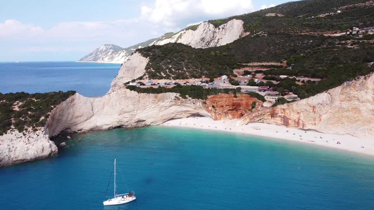 Pláž Porto Katsiki a luxusní lodě na ostrově Lefkada v Řecku – zpětný letecký záběr.