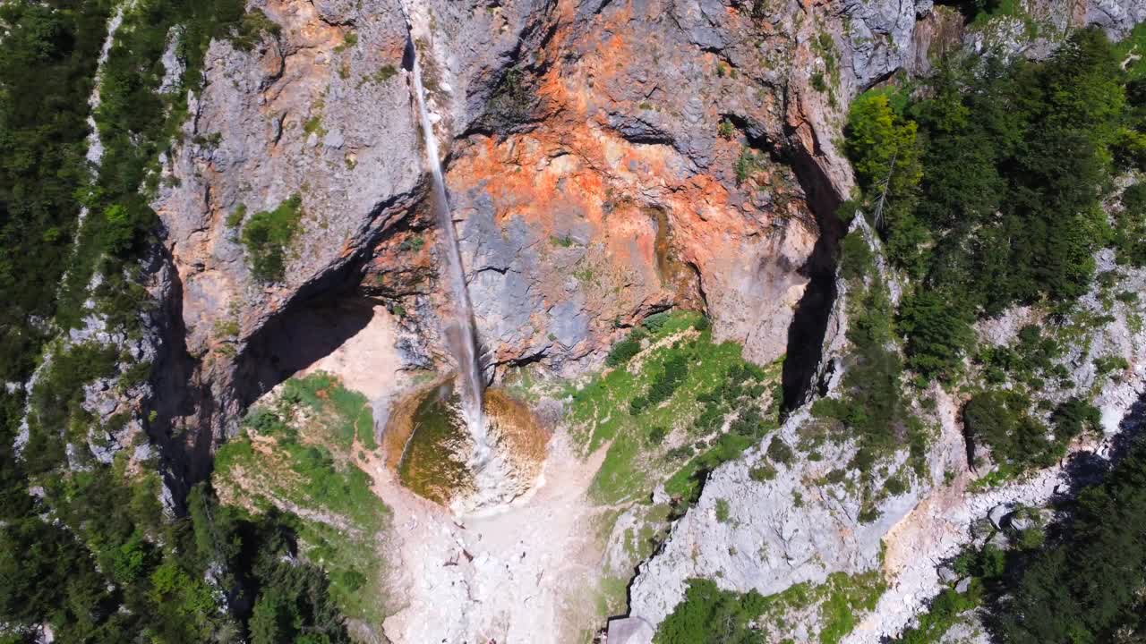 Vista aerea di una cascata mozzafiato in Slovenia