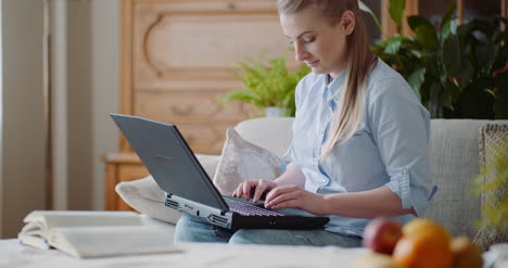 Mujer-Trabajando-En-La-Computadora-Pensando-Y-Resolviendo-El-Problema-6