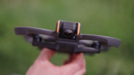 persona sostiene el dron fpv mientras el sistema se enciende y la cámara se activa, chequia