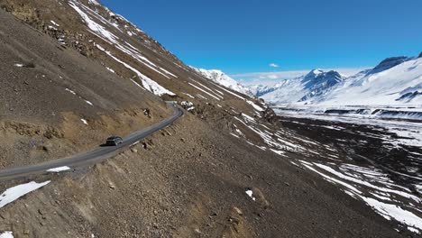 drone seguindo jipe off-road 4x4 dirigindo carro na aldeia mais alta do mundo hikkim no vale de spiti, em himachal pradesh, índia