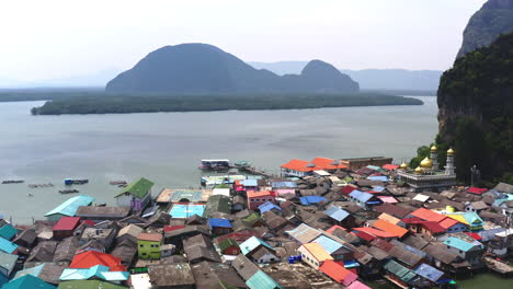aldea flotante de koh panyee en la bahía de phang nga con islas rocosas