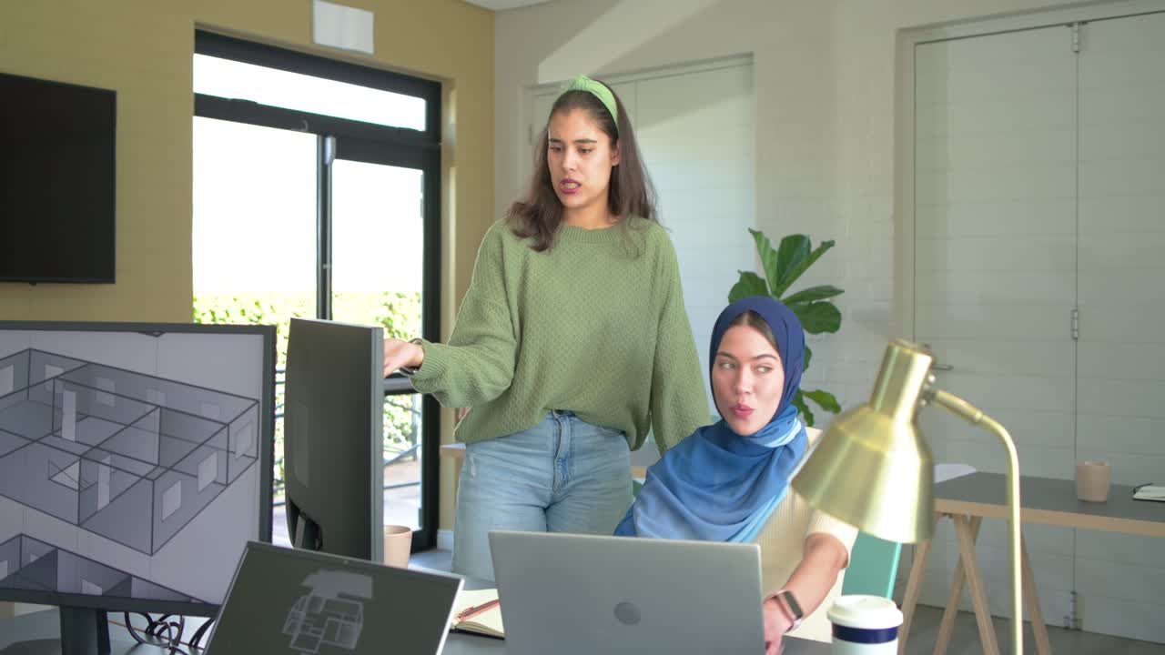 Tim wanita yang beragam berkolaborasi dalam denah lantai 3D di meja untuk tinjauan desain, rekan kerja bergabung