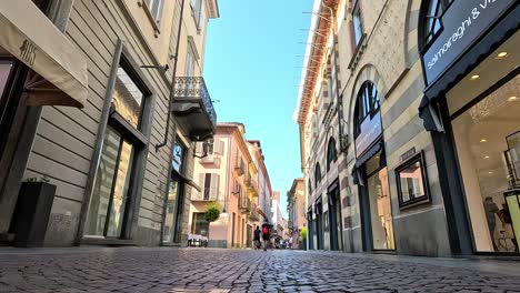 personas caminando por una calle de adoquines