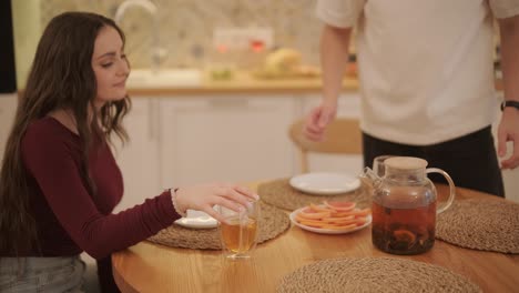 부에서 샌드위치를 만드는 사랑하는 커플