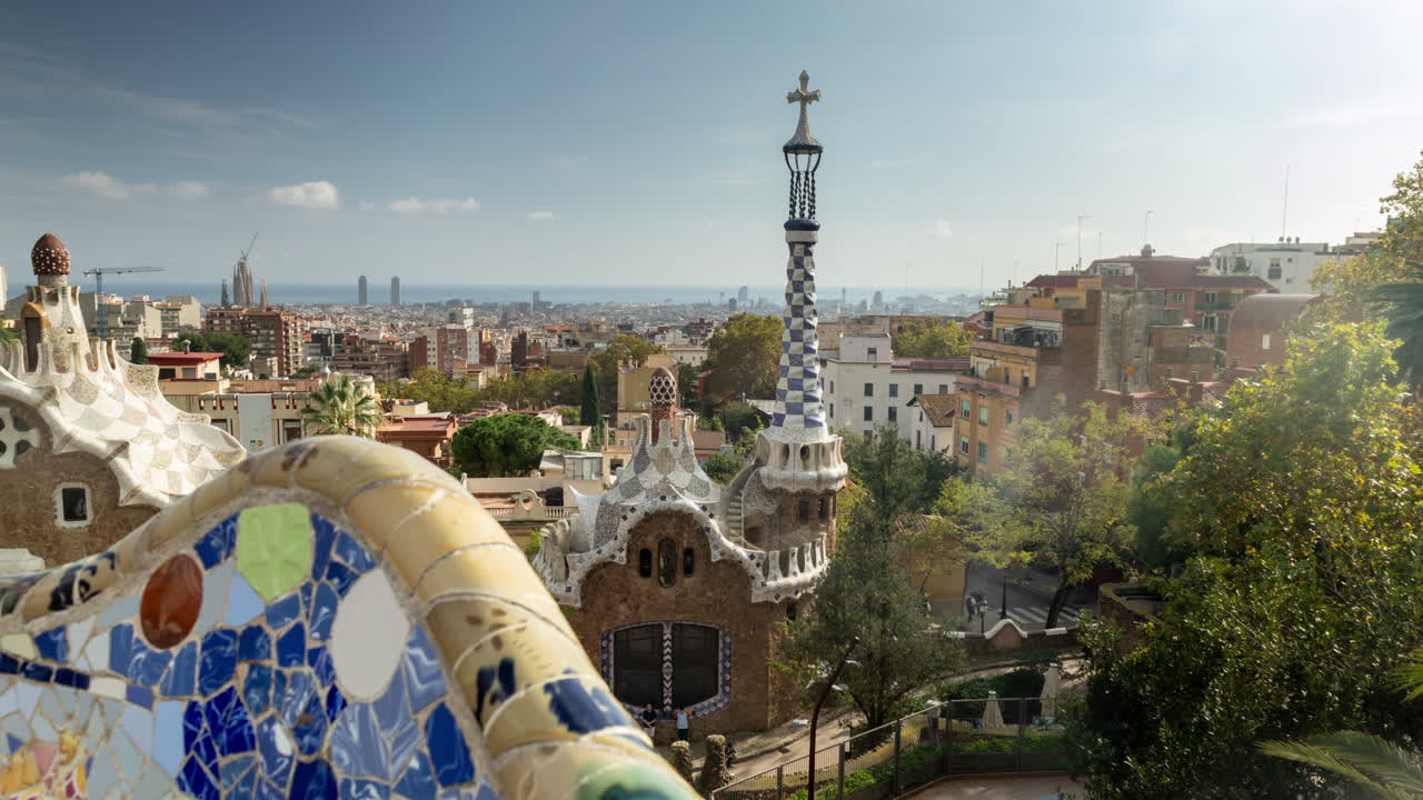 el lapso de tiempo del horizonte de barcelona tomado desde el parc guell.