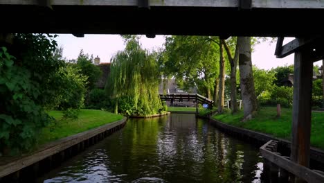 Scenic-Waterways-And-Wooden-Bridge-In-Giethoorn,-Overijssel,-Netherlands