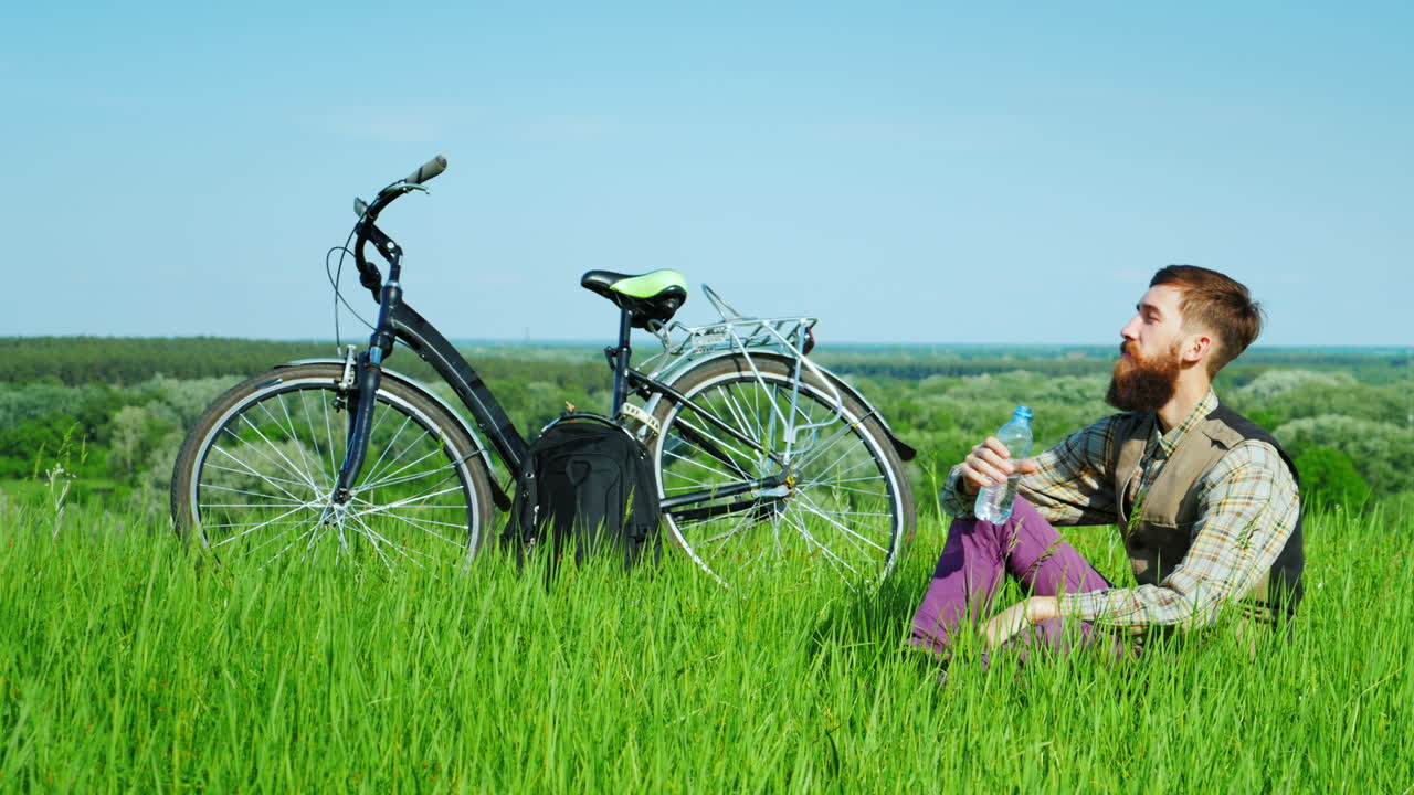 젊은 자전거 타는 사람이 물을 마신다 1