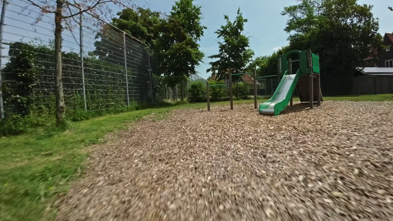 드론이 나무  ⁇ 에서 날아다니며 미델부르크의 놀이터를 통과합니다.