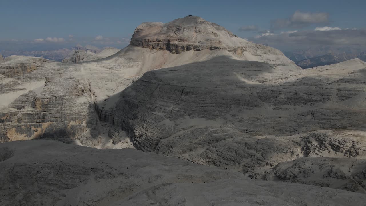 발 가르데나의 웅장하고 강력한 백운석은 숨을 쉬고 그 모습으로 마음을 채웁니다.