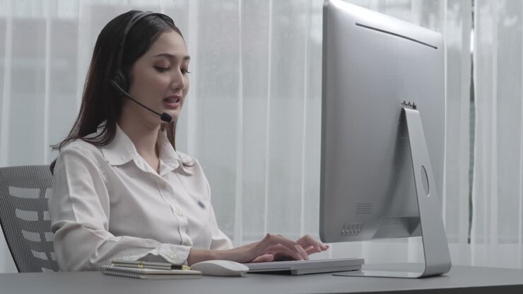 熱心な女性オペレーターは,顧客に役立つ顧客サービスを提供します.