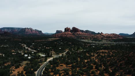 Weite-Drohnenaufnahme-Einer-Fahrt-Weg-Von-Arizonas-Riesiger-Wüstenlandschaft