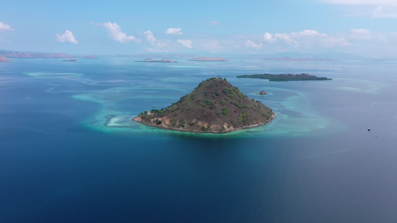 vista aérea de la isla de kelor, parque nacional de komodo, indonesia