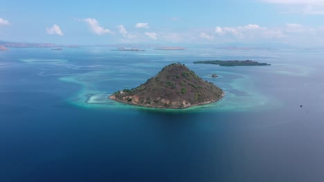 Vista-Aérea-De-La-Isla-Kelor,-Parque-Nacional-De-Komodo,-Indonesia