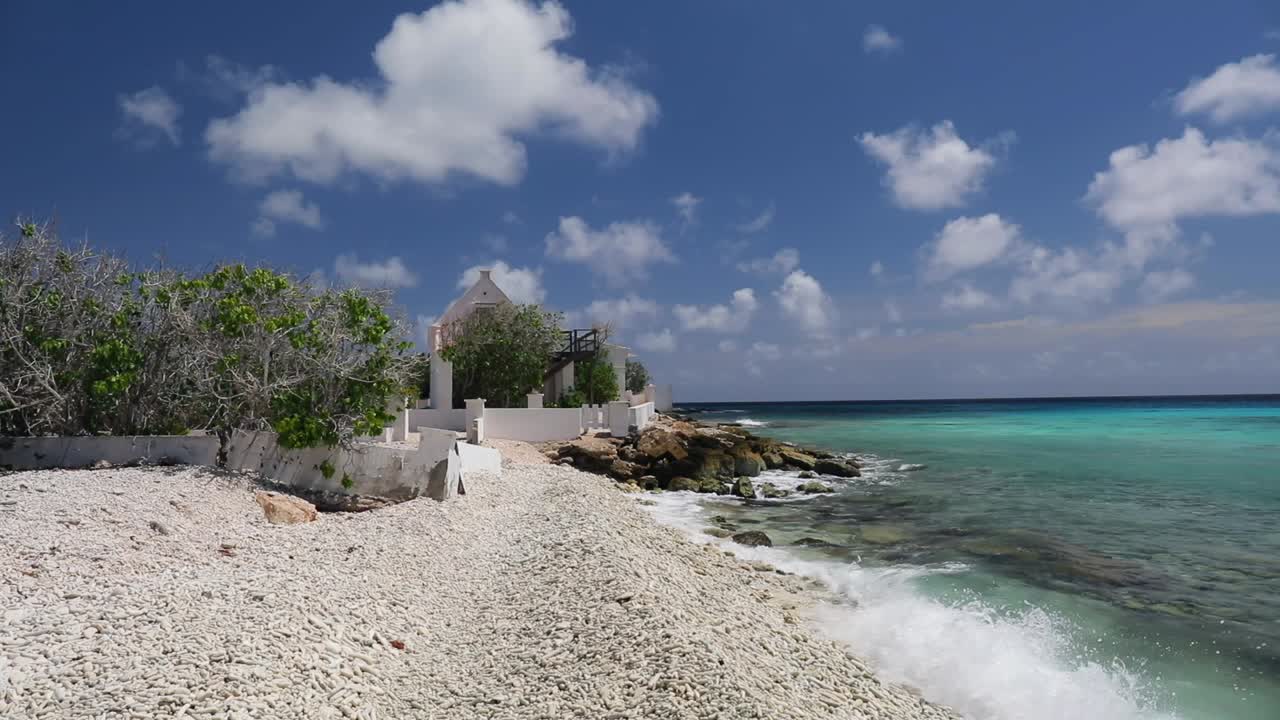 los monumentos y chozas de esclavos de bonaire