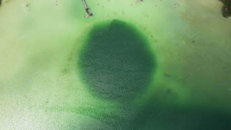 Luftvogelperspektive-Von-Oben-Nach-Unten-Auf-Den-Tropischen-See.-Smaragdgrünes-Wasser-In-Der-Tiefe-Und-Pastellfarben-Im-Flachwasser-An-Den-Ufern.-Kaan-Luum-Lagune,-Tulum,-Yucatan,-Mexiko