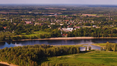 vista de la ciudad de koknese desde liktendarzs, jardín del destino, letonia.