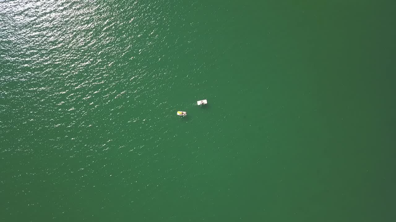 con un verde de soledad, infinito, quietud y magnificencia, el mar y los barcos en el fondo del océano