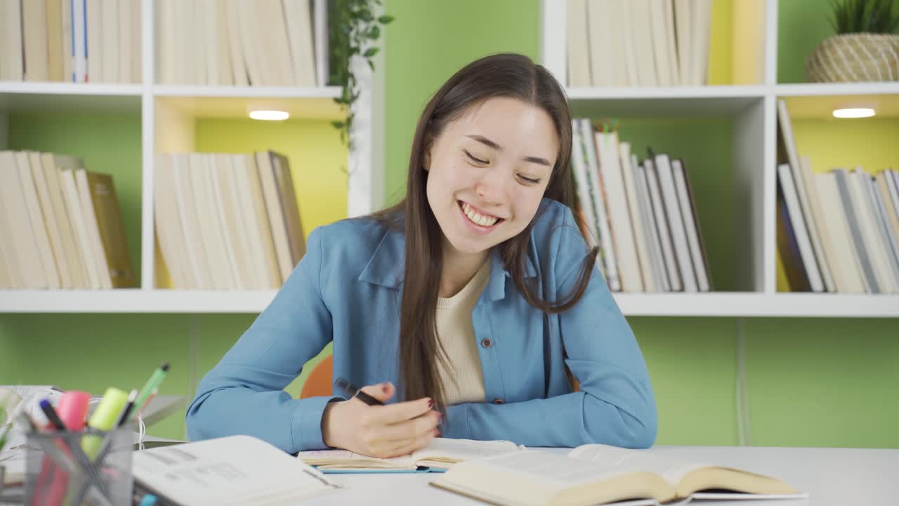 재미있고 장난스러운 아시아 십대 여학생의 초상화.