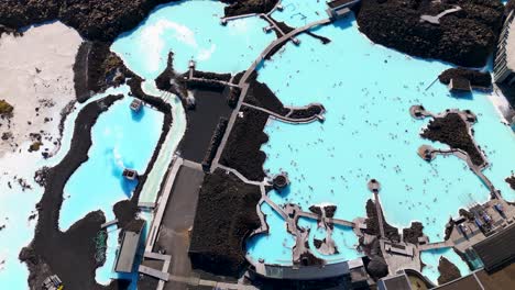 Toma-De-Arriba-Hacia-Abajo-De-Turistas-Relajándose-En-El-Spa-Termal-Blue-Lagoon-En-Reykjavik.