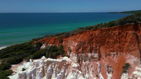 pinnacoli di roccia rossa al parco nazionale di beowa e ben boyd, nuovo galles del sud, australia, vicino a sydney