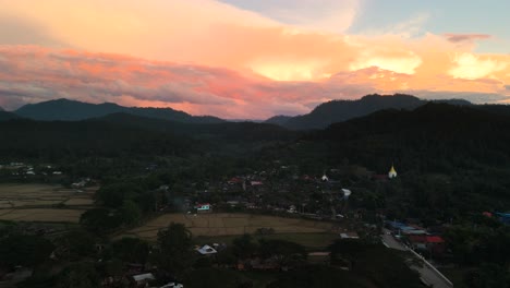 Hermosa-Puesta-De-Sol-En-Mueang-Khong-Chiang-Dao-Chiang-Mai-Pai-Mae-Hong-Son-Norte-De-Tailandia,-Puesta-De-Sol-Con-Pueblo-De-Pájaros-Y-Templo-Budista