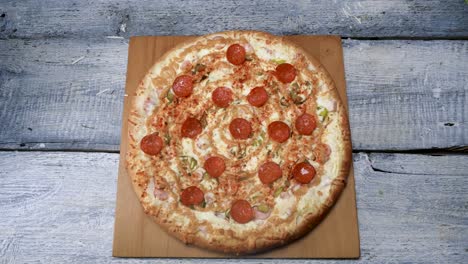 una deliciosa pizza casera con salchichas y pepperoni