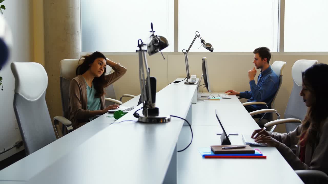 ejecutivos que trabajan en el escritorio