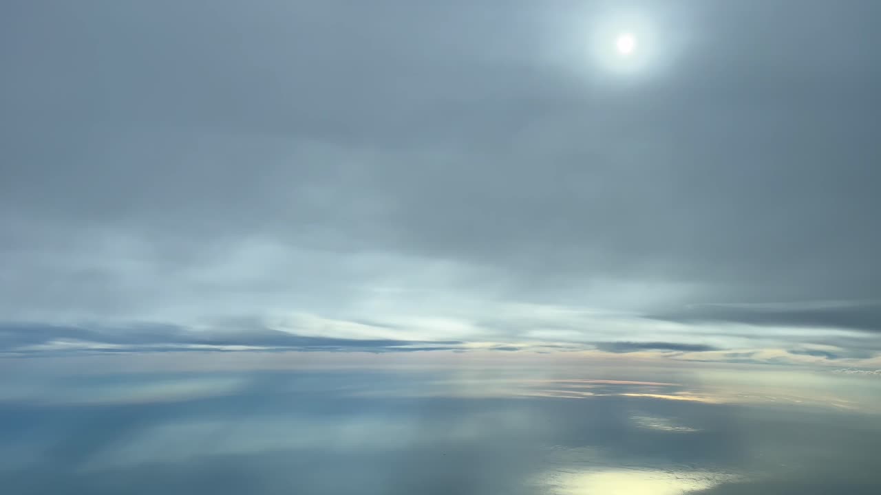 태양을 가리는 구름층 아래 지중해 위를 날다