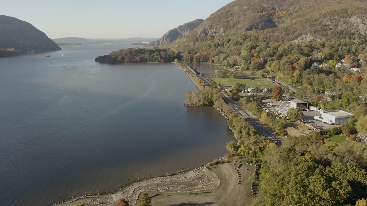 colinas de montaña en el río hudson 4k aéreo