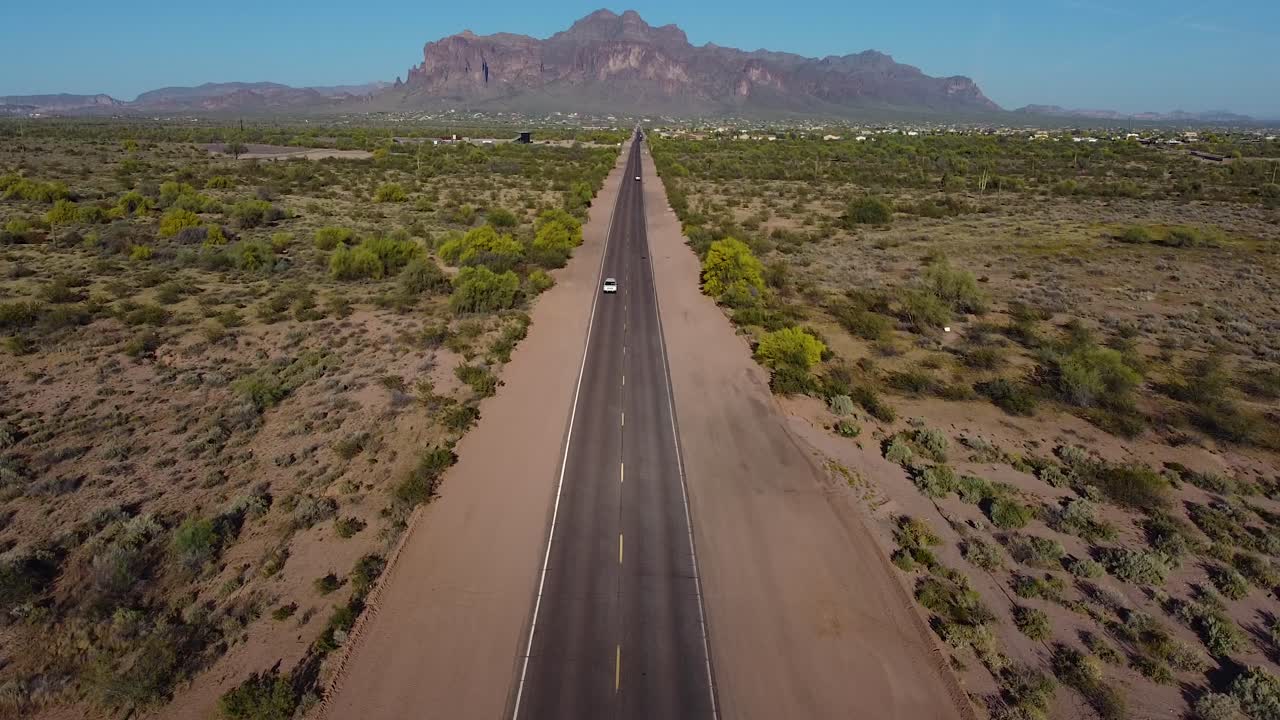 긴 사막 도로 고속도로는 건조하고 황량한 애리조나 풍경의 산으로 곧바로 이어집니다.