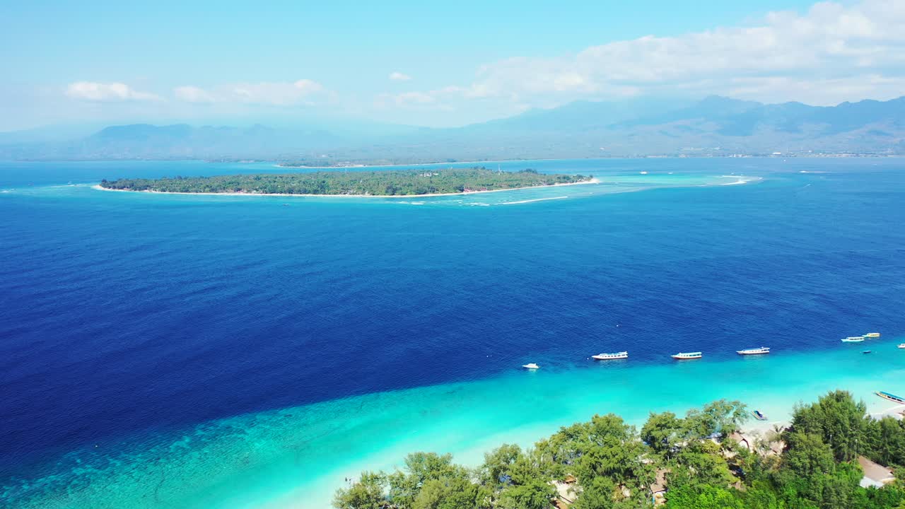 백사장과 크리스탈 바다가 있는 열대 섬, 공중 전망