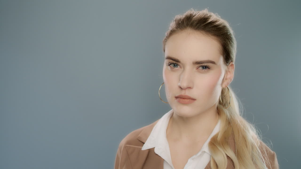 의심스러운 여성 얼굴. 의심스럽게 보이는 사업가 여성의 클로즈업