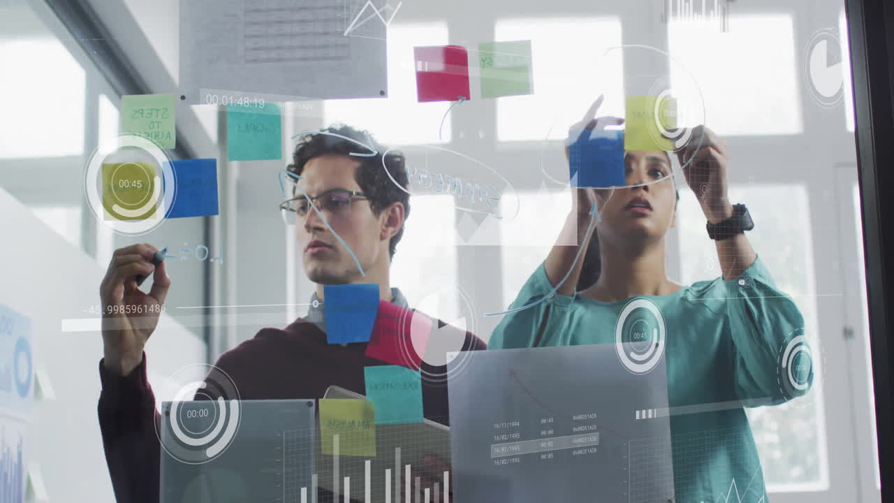 animación del procesamiento de datos financieros sobre diversas personas de negocios en la oficina