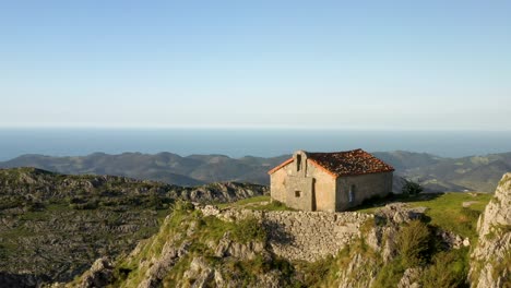 Vista-Aérea-De-Drones-De-La-Ermita-De-Santa-Eufemia-En-La-Cima-De-Una-Montaña-En-Aulestia-En-El-País-Vasco