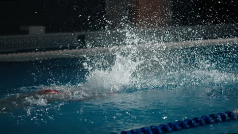 una mujer nadando en una piscina