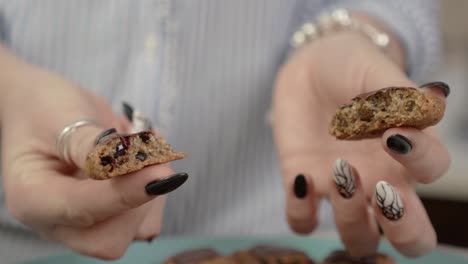 Galletas-De-Chocolate-Con-Arándanos-De-Harina-Integral-Y-Semillas-De-Amapola-Partiendo-Por-La-Mitad