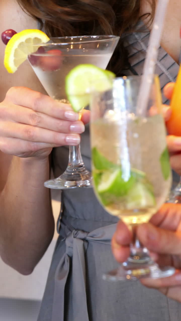 grupo de amigos brindando con cócteles