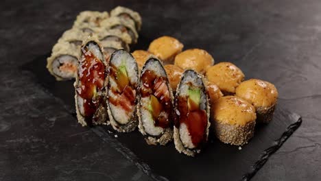 variedad de rollos de sushi