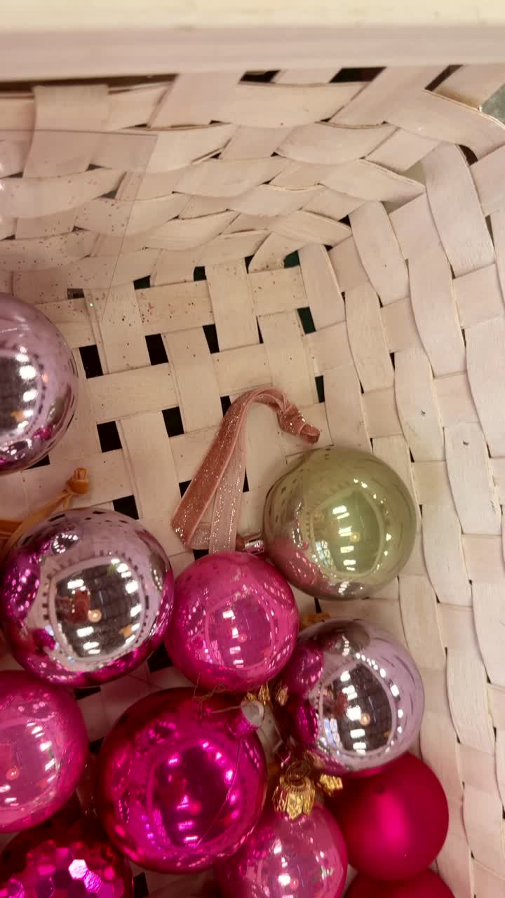 Variedade de Enfeites e Decorações de Natal Coloridos