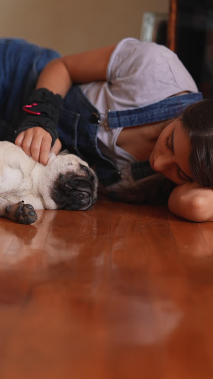 chica y pug relajándose en el suelo