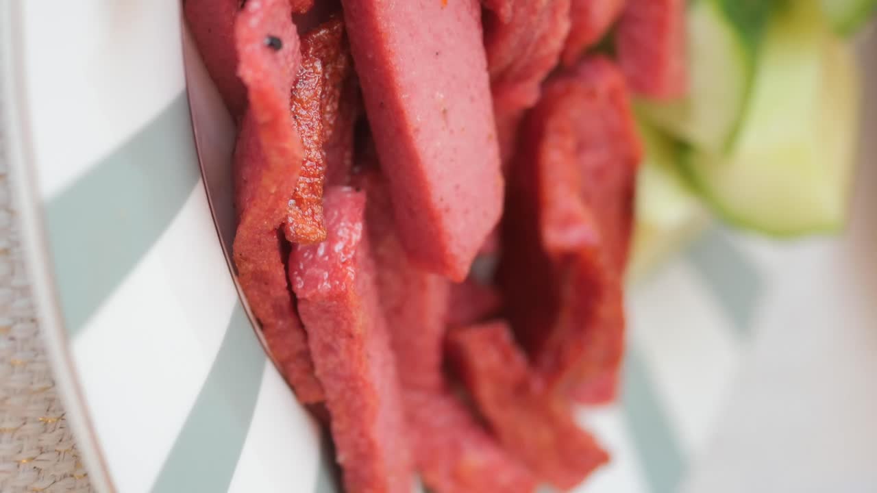 Primo piano di salsiccia e cetriolo affettati