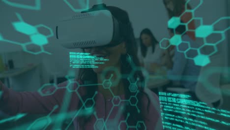 animación de datos científicos sobre una mujer biracial que usa auriculares vr en la oficina
